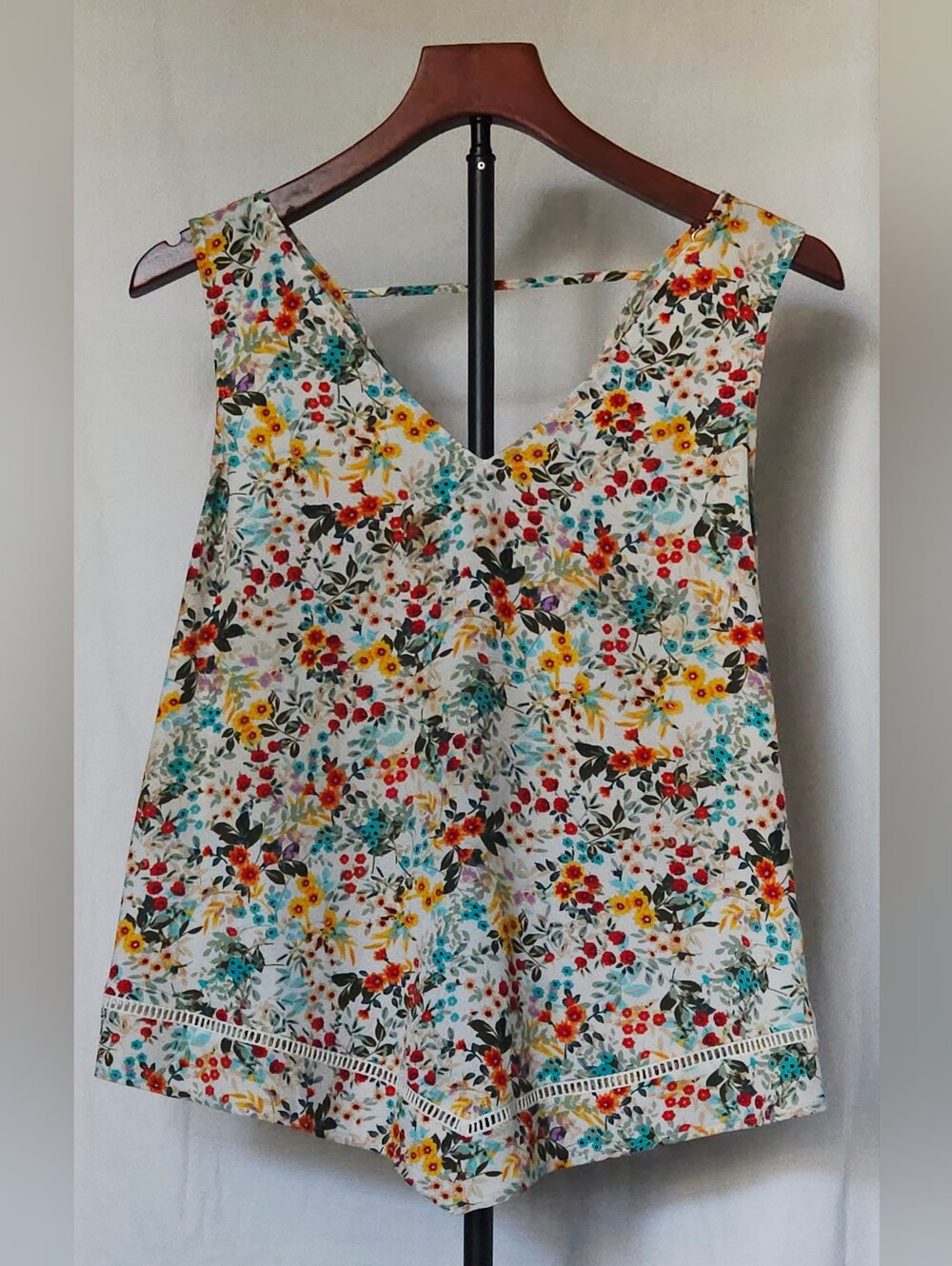 Floral V-Neck Sleeveless Tank Top - White Multi